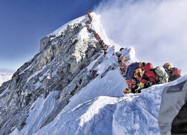 Encuentran rastros de microplásticos cerca de la cumbre del Everest