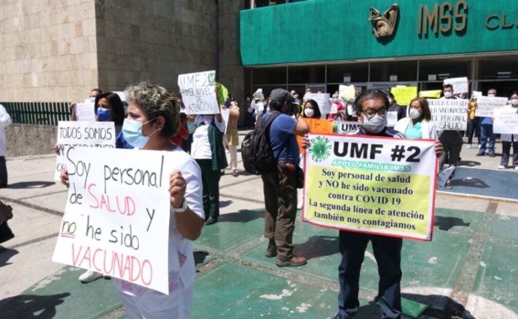 Personal médico se manifiesta para exigir vacuna contra Covid-19 en Puebla