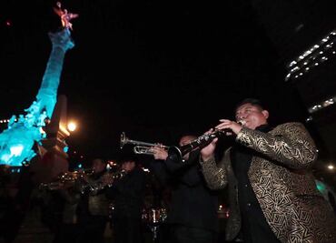 Al ritmo de música sinaloense arriban simpatizantes de AMLO al Ángel de la Independencia