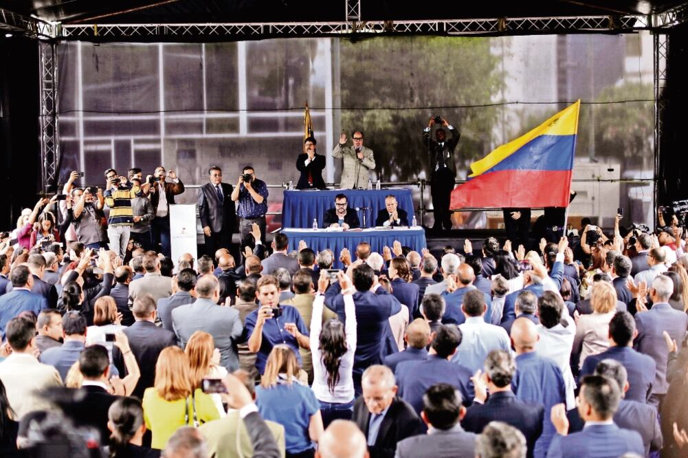 El presidente de la Asamblea Nacional de Venezuela, Julio Borges, y los diputados de la coalición opositora MUD durante el nombramiento de 33 magistrados. (UESLEI MARCELINO. REUTERS)
