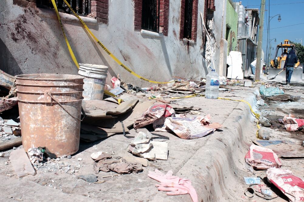 La mañana del jueves, los cuerpos de Protección Civil realizaban la limpieza del lugar del accidente. Las banquetas y paredes tenían grandes manchones de sangre, zapatos de niños tirados, sombrillas (JUAN ORTEGA. EL UNIVERSAL)