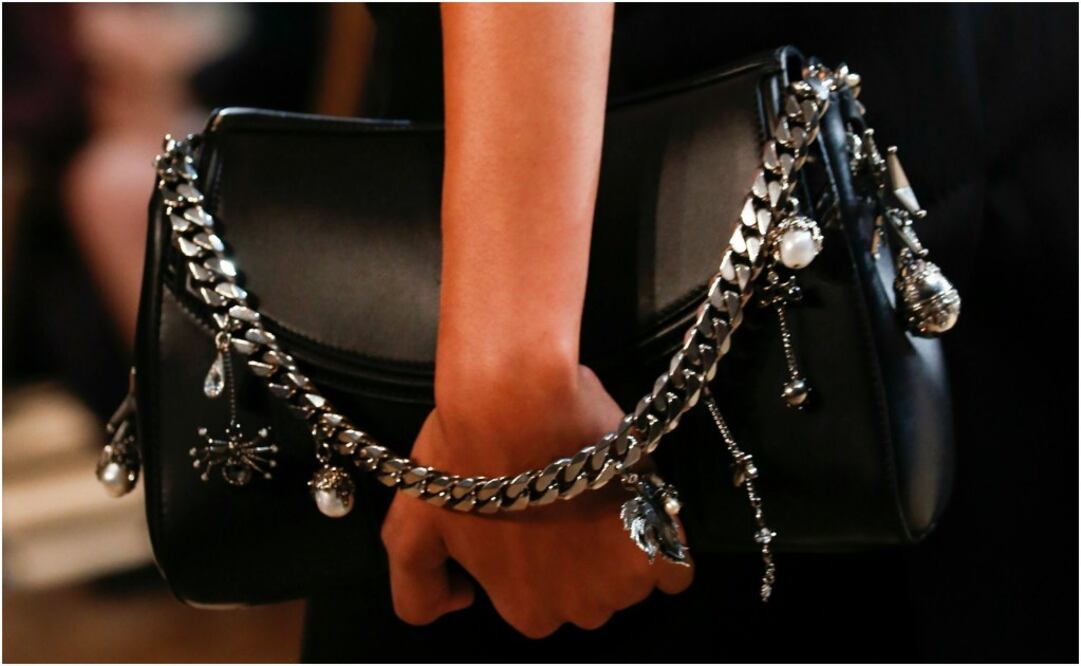 Clutch con cadena de Alexander McQueen 
