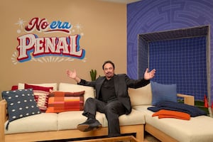 Duerme en el Estadio Azteca y convive con Hugo Sánchez