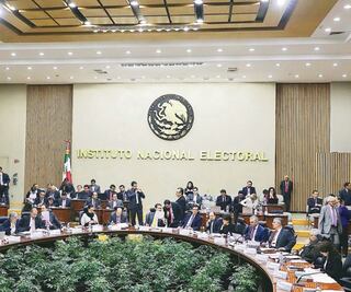 Investigan si consejeros de INE violan Constitución