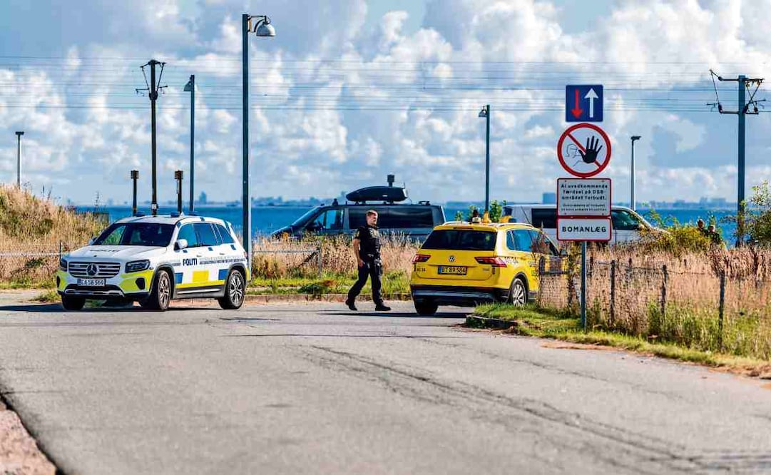 La policía y miembros del servicio de inteligencia danés inspeccionan una zona donde fueron avistados drones en Copenhague. Foto: EFE