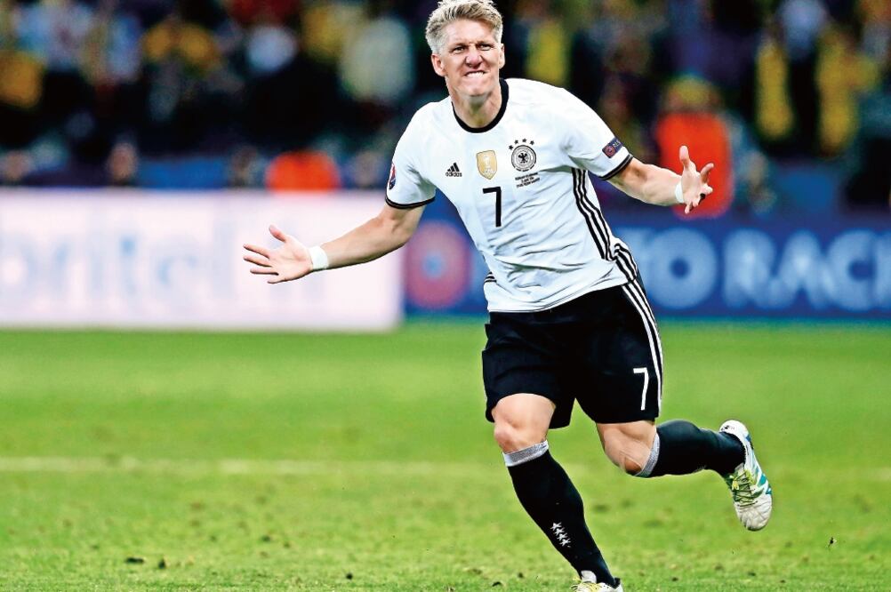 Bastian Schweinsteiger entró en los minutos finales del duelo, sólo para aumentar la ventaja germana. (LAURENT DUBRULE. EFE)