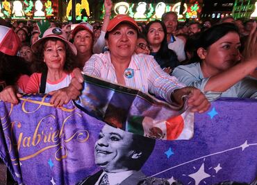 Concierto de Juan Gabriel alborota el Zócalo