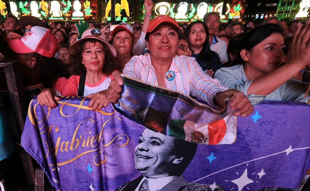 La proyección de un concierto de Juan Gabriel hizo cantar y bailar a la gente en la Plaza de la Constitución. Fotos: Berenice Fregoso | El universal