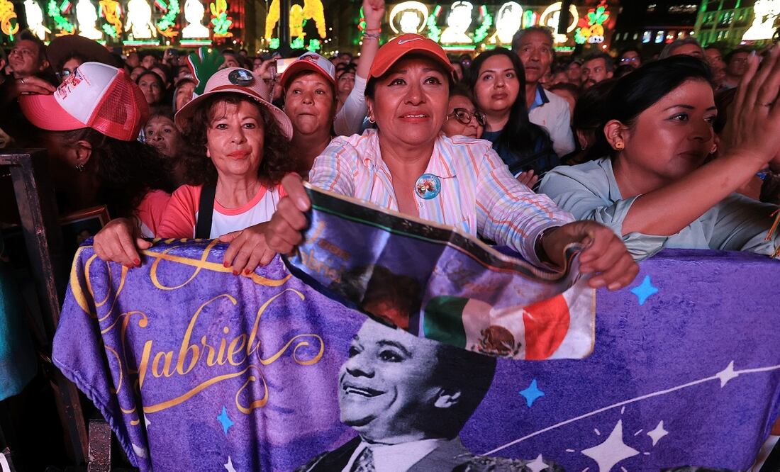 La proyección de un concierto de Juan Gabriel hizo cantar y bailar a la gente en la Plaza de la Constitución. Fotos: Berenice Fregoso | El universal