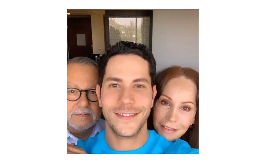 Christian Chávez y sus padres. Foto: Instagram