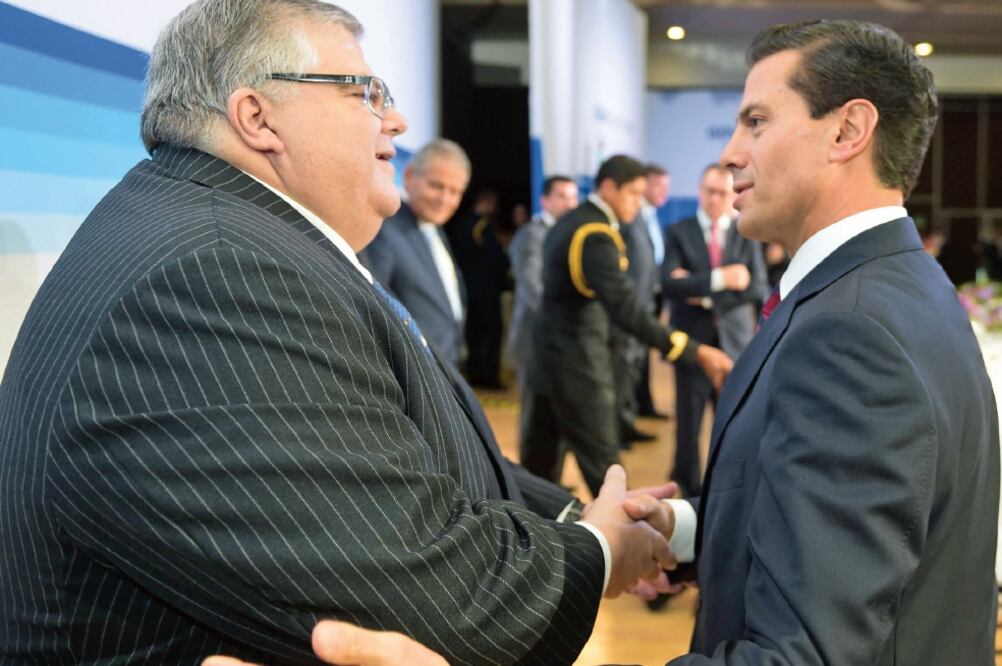 Acompañado por Agustín Carstens, gobernador del Banco de México, el Presidente de la República refirió que México es una nación que cuenta con estabilidad política, así como con leyes e instituciones democráticas y sólidas (PRESIDENCIA)