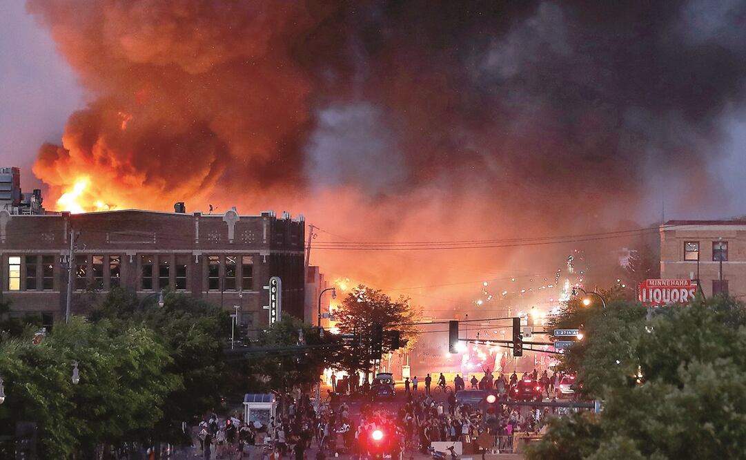 Manifestantes prendieron fuego anoche a la estación de policía en la que trabajaban los cuatro efectivos implicados en la muerte de George Floyd, en Minneapolis. Foto: AP