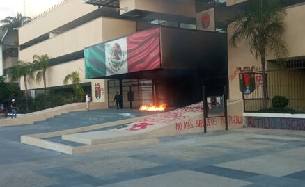 Normalistas y policías antimotines se enfrentan frente a palacio de gobierno en Chiapas