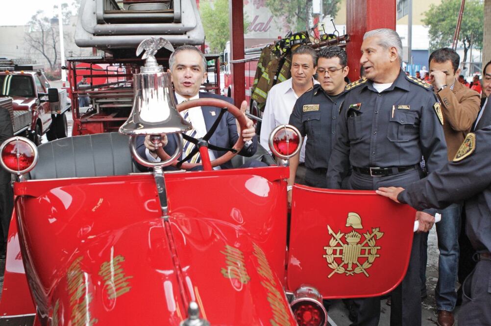 El mandatario capitalino aseguró que su administración continuará apoyando al cuerpo de bomberos, anunció que planean construir un gimnasio al aire libre para su uso (MOISÉS PABLO. CUARTOSCURO)