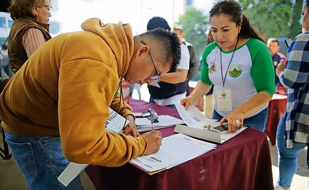 Propietarios de viviendas construidas en tierras ejidales en Ecatepec firmaron las escrituras de su patrimonio. Foto: Especial