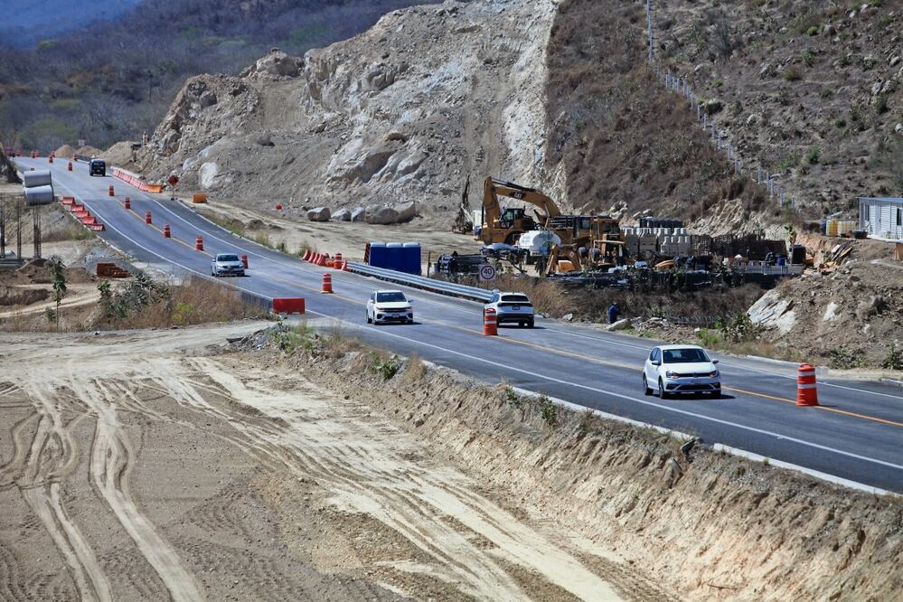 En un recorrido se pudo comprobar que la autopista Barranca Larga-Ventanilla tiene numerosos puntos en obra, se observan desvíos, así como hombres y maquinaria trabajando. Foto: Edwin Hernández / EL UNIVERSAL
