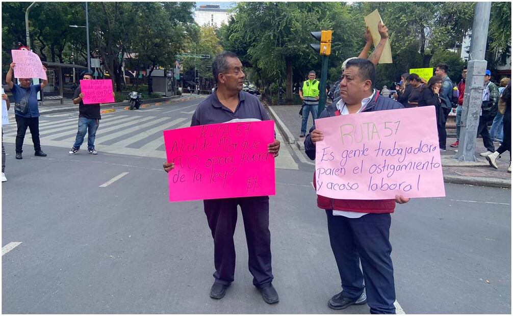 Transportistas de la ruta 57 que opera en la alcaldía Alvaro Obregón bloquearon la circulación vehicular de avenida de los Insurgentes para denunciar operativos en su contra. Foto: Juan Carlos Williams / EL UNIVERSAL