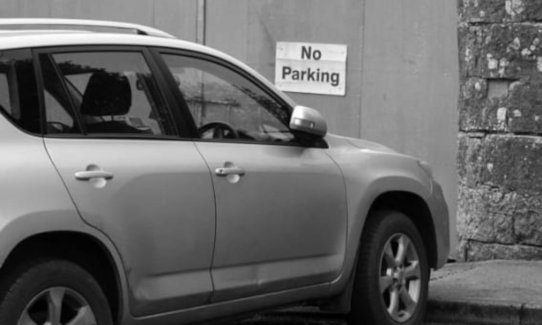 No puedes dejar tu auto estorbando la entrada de una casa. Imagen: Unsplash