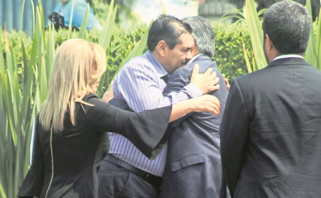 Familiares y amigos dieron sus condolencias al exgobernador Marco Adame al arribar a la funeraria donde fue velado el cuerpo de su hermano. Foto: MARGARITO PÉREZ. CUARTOSCURO