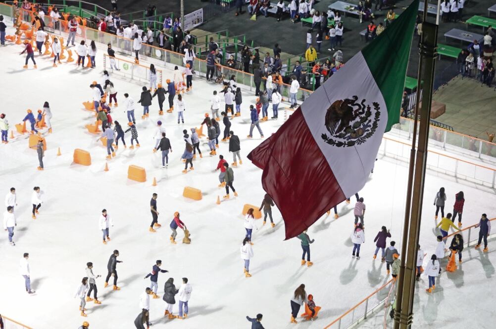 El circuito fue abierto al filo de las 18:30 horas y cientos de personas acudieron a patinar. En el lugar hay personal del Injuve que presta apoyo a quienes no saben usar los patines. (ARIEL OJEDA. EL UNIVERSAL)
