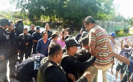 Perredistas riñen con policías por manglares en Cancún