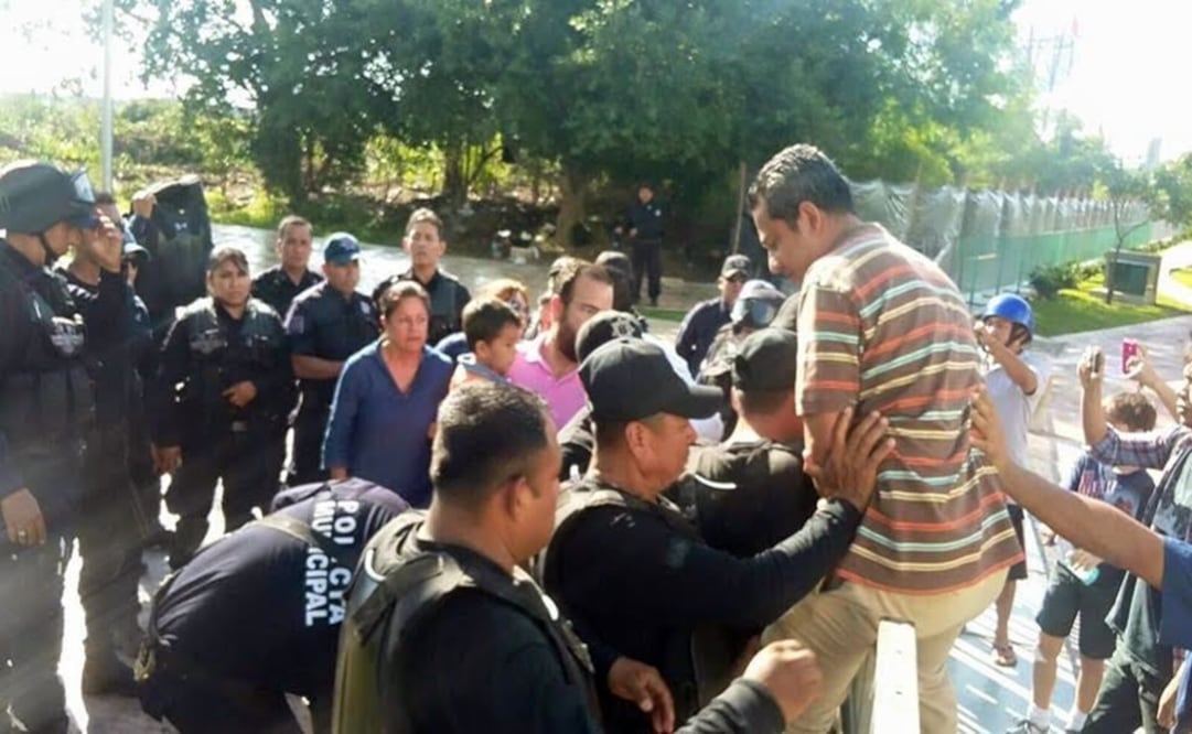 Perredistas riñen con policías por manglares en Cancún