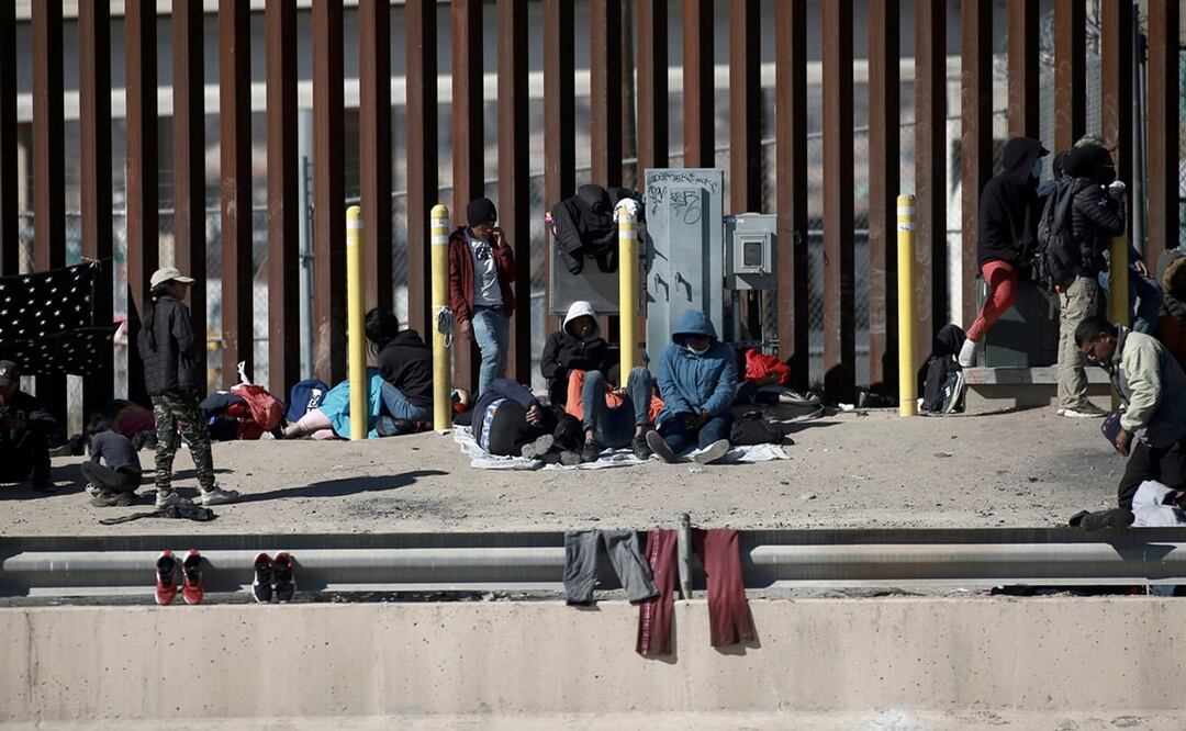 Migrantes aguardan en la frontera entre México y Estados Unidos. Foto: AP