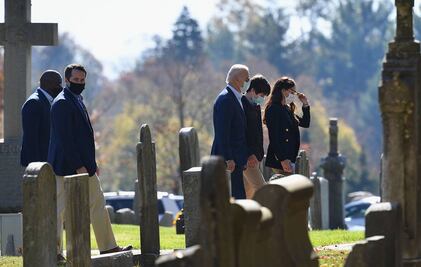 El presidente electo de EU, Joe Biden, acude a misa y visita tumba de su hijo