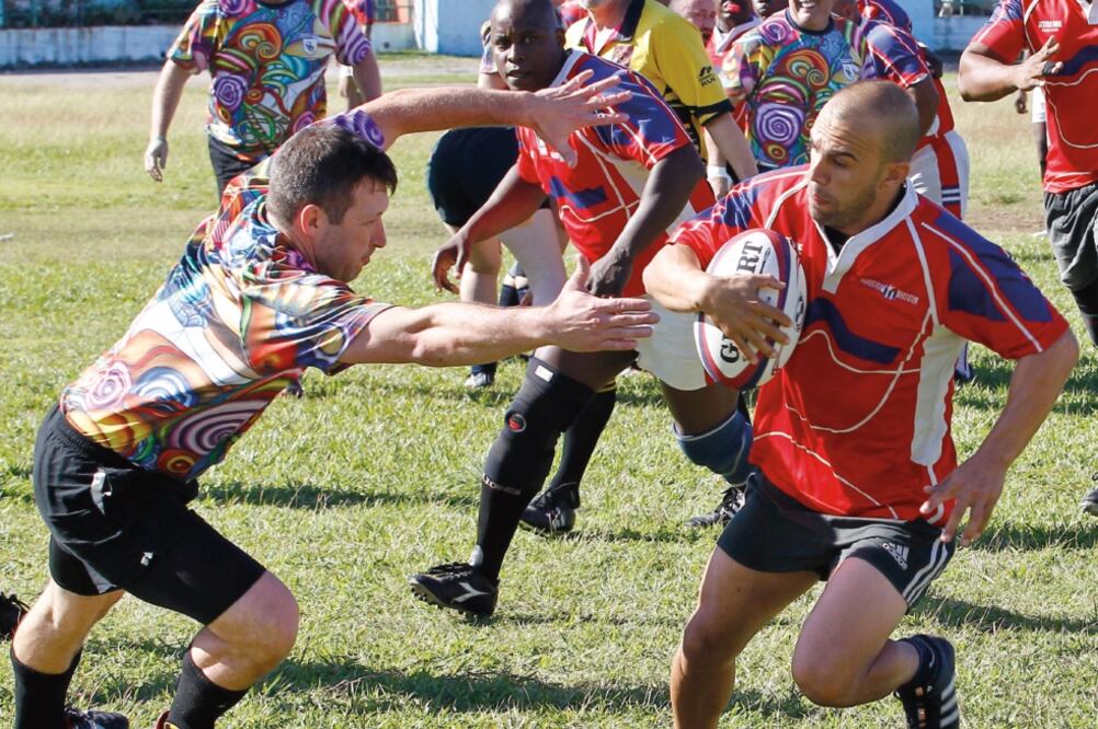 Integrantes de los equipos de Cuba y Estados Unidos en acción durante el juego amistoso Rugby por la Paz, el pasado domingo, organizado en el marco del proceso de normalización de relaciones de ambos países (ERNESTO MASTRASCUSA. EFE)
