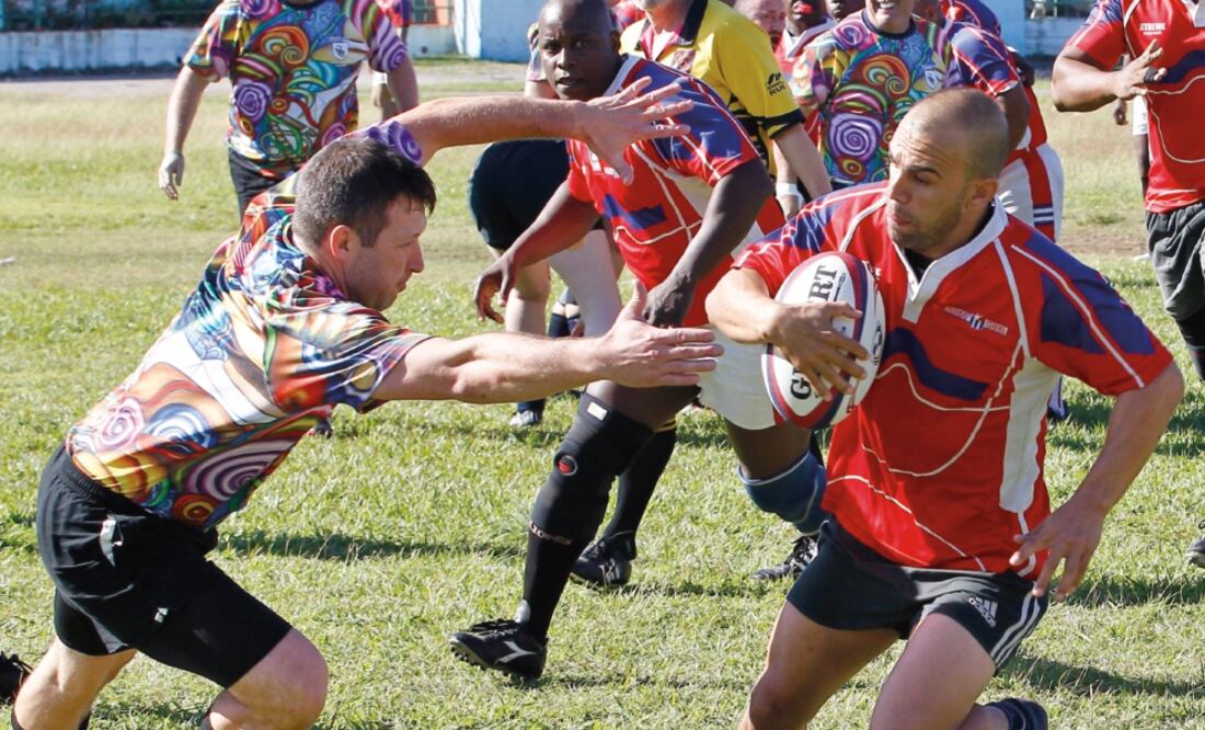 Integrantes de los equipos de Cuba y Estados Unidos en acción durante el juego amistoso Rugby por la Paz, el pasado domingo, organizado en el marco del proceso de normalización de relaciones de ambos países (ERNESTO MASTRASCUSA. EFE)