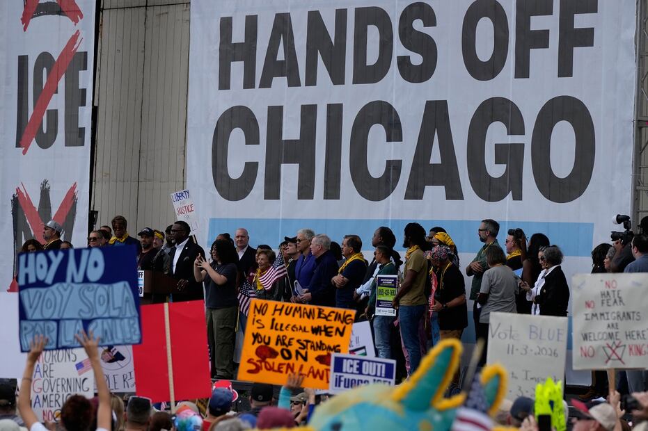 El alcalde de Chicago, Brandon Johnson, habla durante la protesta "No Kings" contra el mandatario Donald Trump. Foto: AP