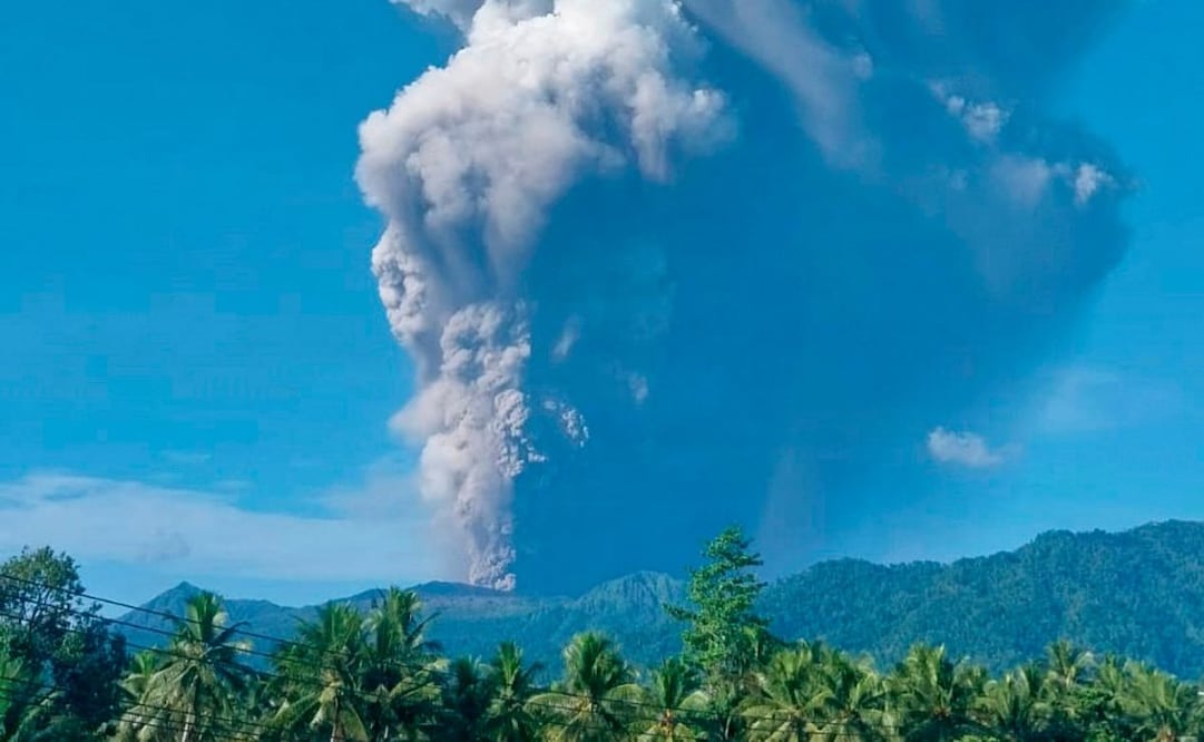 En esta fotografía difundida por Badan Geologi, la agencia geológica del Ministerio de Energía y Recursos Minerales de Indonesia, se observa al monte Dukono expulsando material volcánico durante una erupción en Halmahera Norte, Indonesia, el viernes 8 de mayo de 2026. Foto: AP