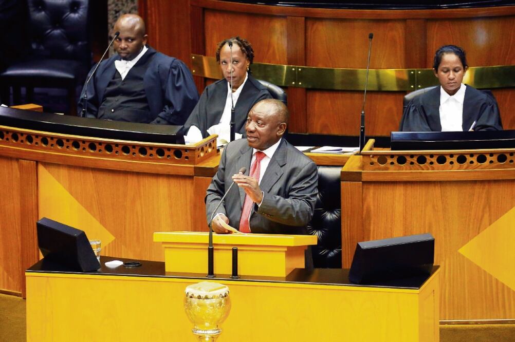 Cyril Ramaphosa pronuncia su primer discurso en el Parlamento sudafricano como presidente del país, ayer en Ciudad del Cabo. (EFE)