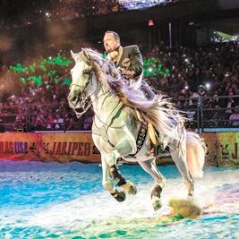 Pepe Aguilar galopa en la producción de su show