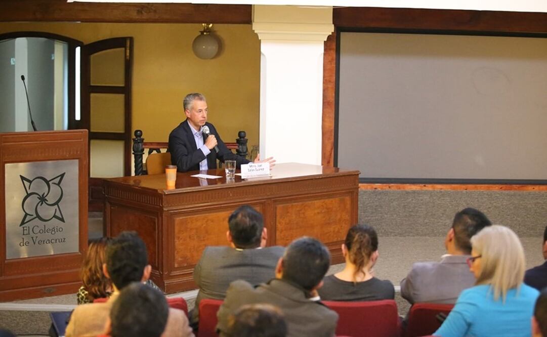 Joel Salas, comisionado del Inai, en conferencia magistral organizada por el El Colegio de Veracruz / Tomada de Twitter @VERIVAI