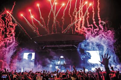 Despiertan el baile entre fuego y euforia