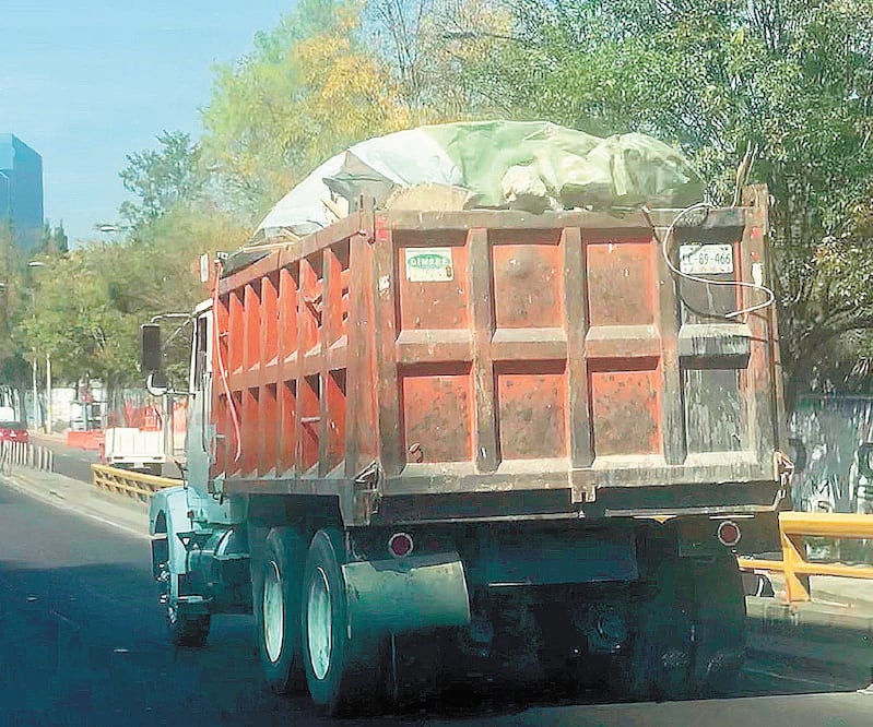 Irregularidad. En vías rápidas como Río San Joaquín, camiones trasladan desperdicios de obras sobre todo de zonas como Polanco.. REBECA JIMÉNEZ. EL UNIVERSAL