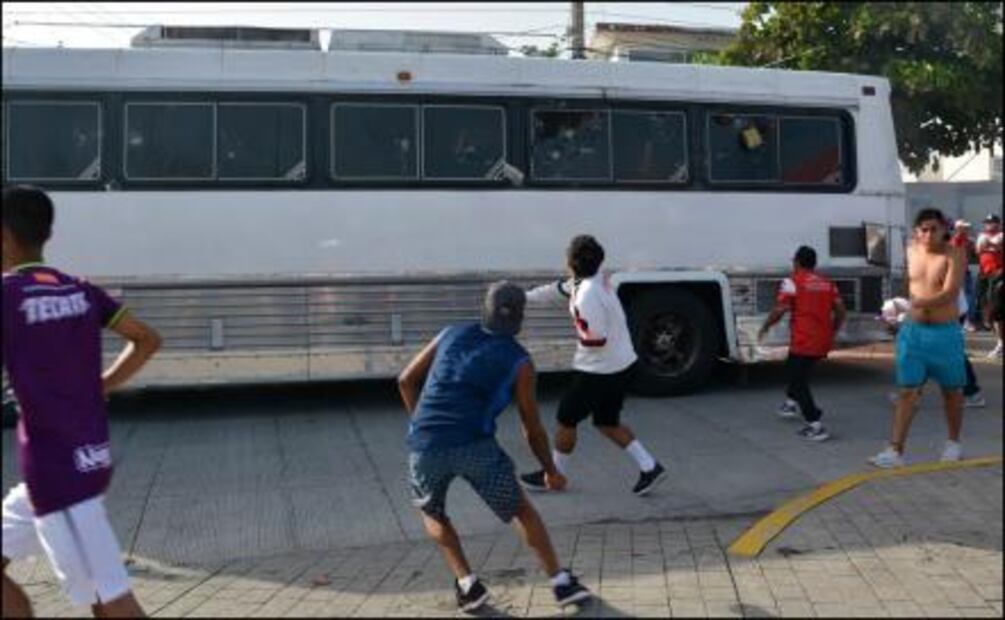 Riña entre seguidores de Veracruz y Pumas deja 15 heridos y 10 detenidos