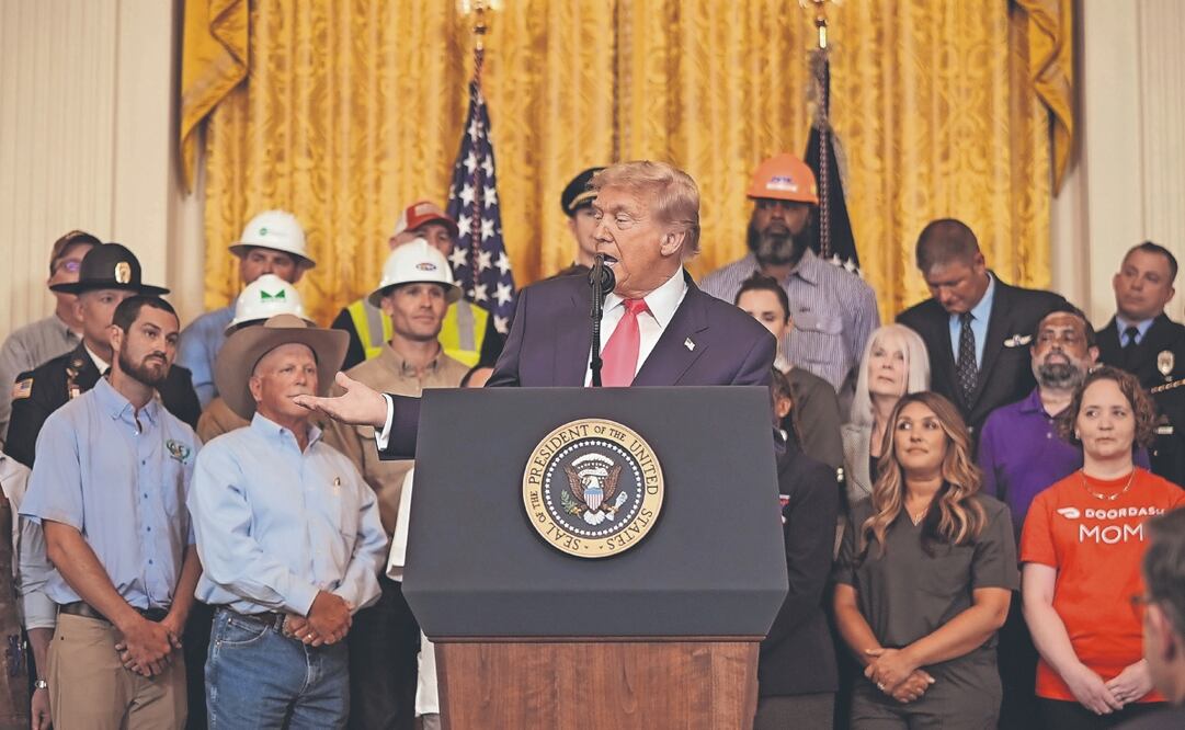 El presidente de Estados Unidos, Donald Trump, ayer durante el “único, grande, hermoso evento” en la Sala Este de la Casa Blanca en Washington. Foto: de KEN CEDENO. EFE