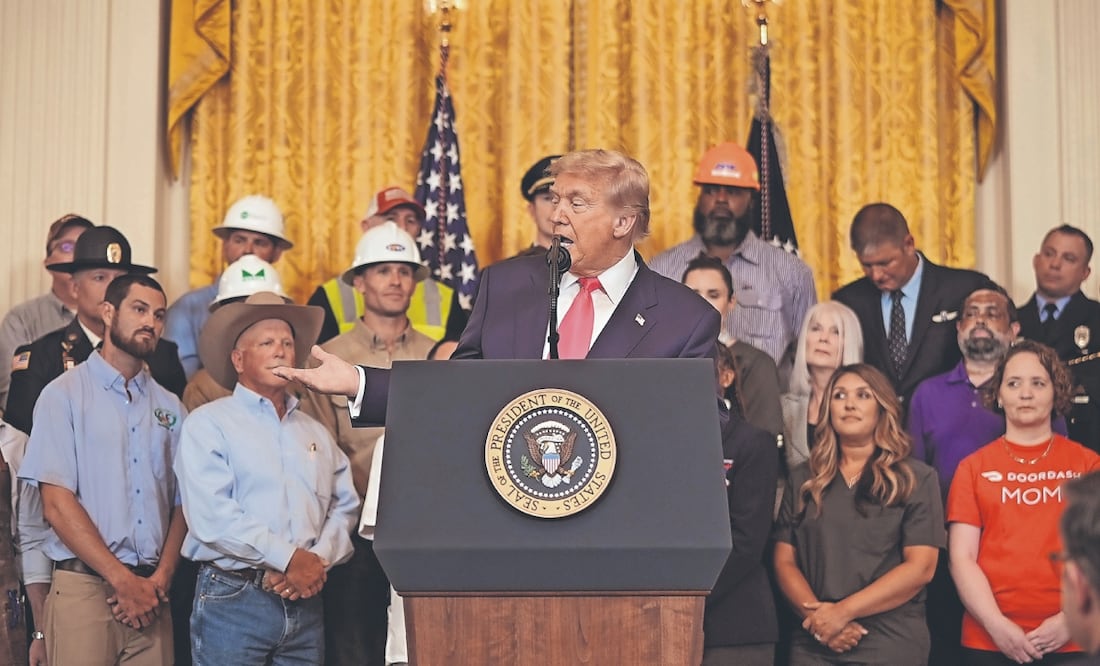 El presidente de Estados Unidos, Donald Trump, ayer durante el “único, grande, hermoso evento” en la Sala Este de la Casa Blanca en Washington. Foto: de KEN CEDENO. EFE