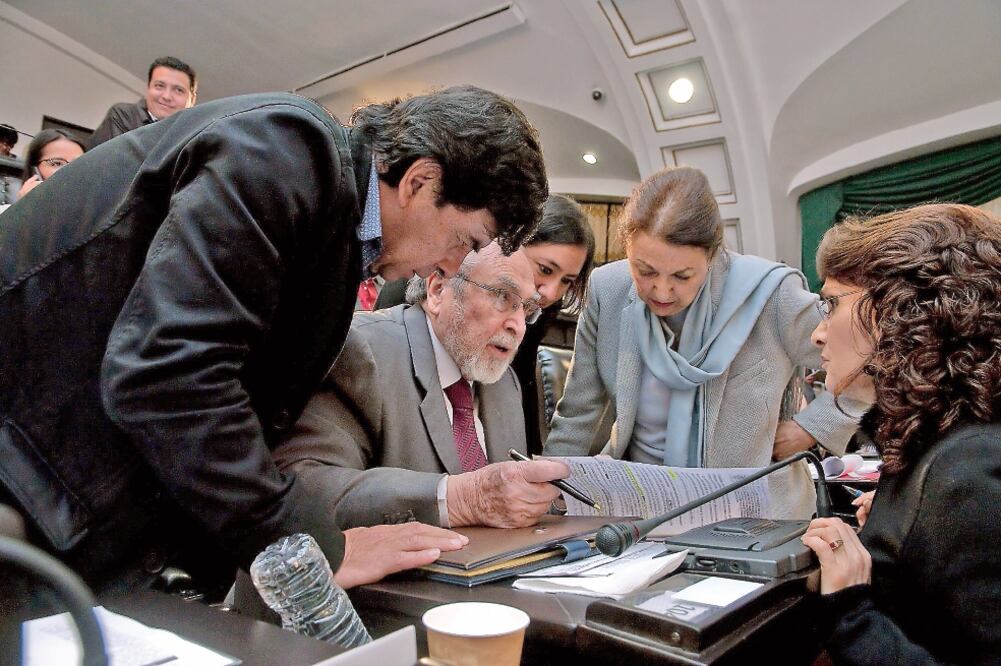 Los constituyentes avalaron además en este artículo el derecho a la protesta social, a la buena administración pública, a la libertad de reunión, el derecho a la privacidad, la protección de datos personales (ASAMBLEA CONSTITUYENTE)