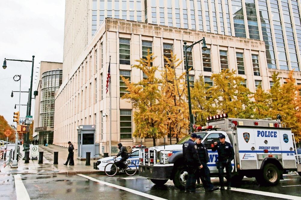 Decenas de policías de Nueva York vigilan el edificio de la Corte de Distrito en el barrio de Brooklyn, donde se realiza el juicio contra el narcotraficante Joaquín El Chapo Guzmán Loera. (EDUARDO MUÑOZ. REUTERS)