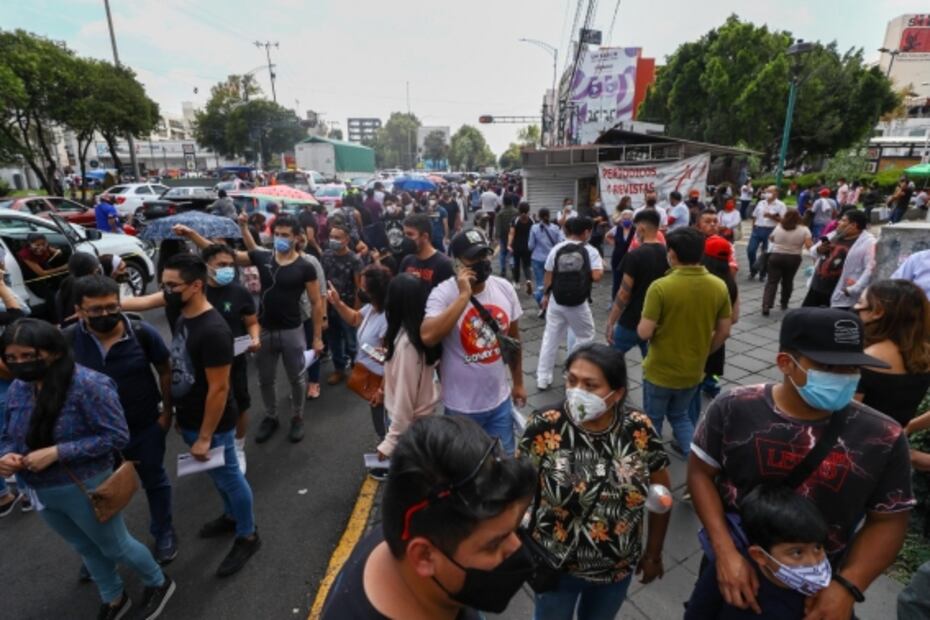 Pese a largas filas y bajo el sol, con ímpetu jóvenes esperaron vacunarse contra Covid-19 en la CDMX