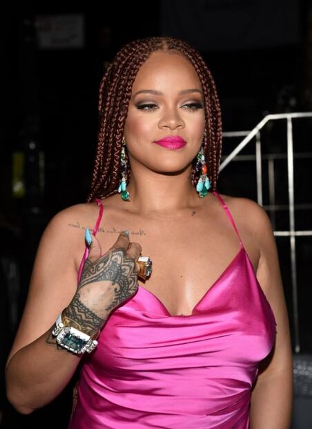 Rihanna impacta con nuevo look y sexy vestido de satén rosa