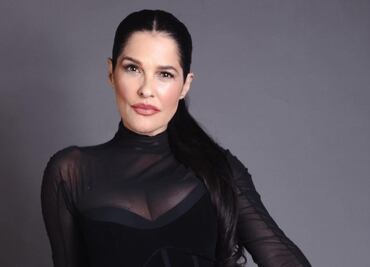 El top con escote X de Martha Debayle que debes lucir para un look ganador