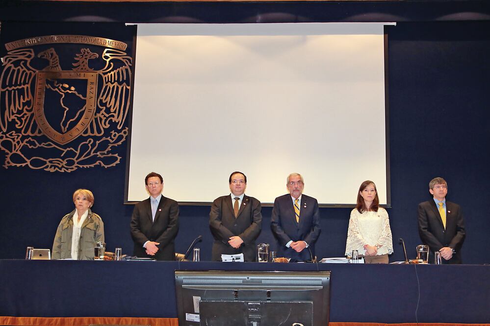 El titular de la máxima casa de estudios del país, Enrique Graue (centro), pidió un incremento al presupuesto de la institución para dar respuesta a la demanda educativa, durante la sesión del Consejo Universitario ()