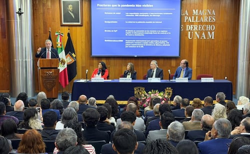 Excanciller Juan Ramón de la Fuente durante la conferencia “Multilateralismo en crisis” en la Facultad de Derecho (23/09/2026). Foto: Tomada de X (@DerechoUNAMmx)