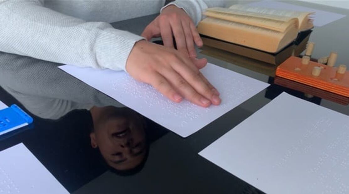 Los ojos de Joan, el arte de enseñar a escribir Braille en TikTok