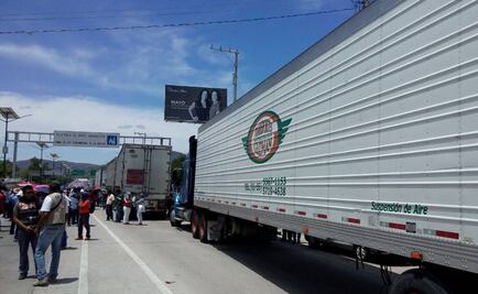 CETEG retiene camiones; realiza boteo en Parador del Marqués