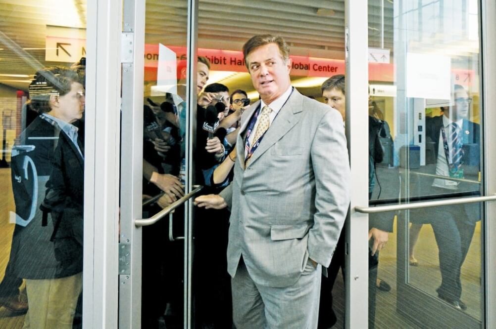 Pieza clave. Paul Manafort está desde hace tiempo bajo la lupa del FBI y del Senado de EU por la investigación sobre la injerencia de Rusia (RICK WILKING. REUTERS)